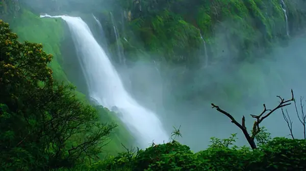 Lingmala Waterfall in full flow during the monsoon, Mahabaleshwar